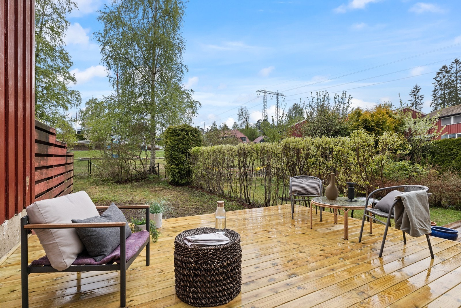 Fra terrasse er det adkomst til egen hage og videre til friareal. Galleribilde