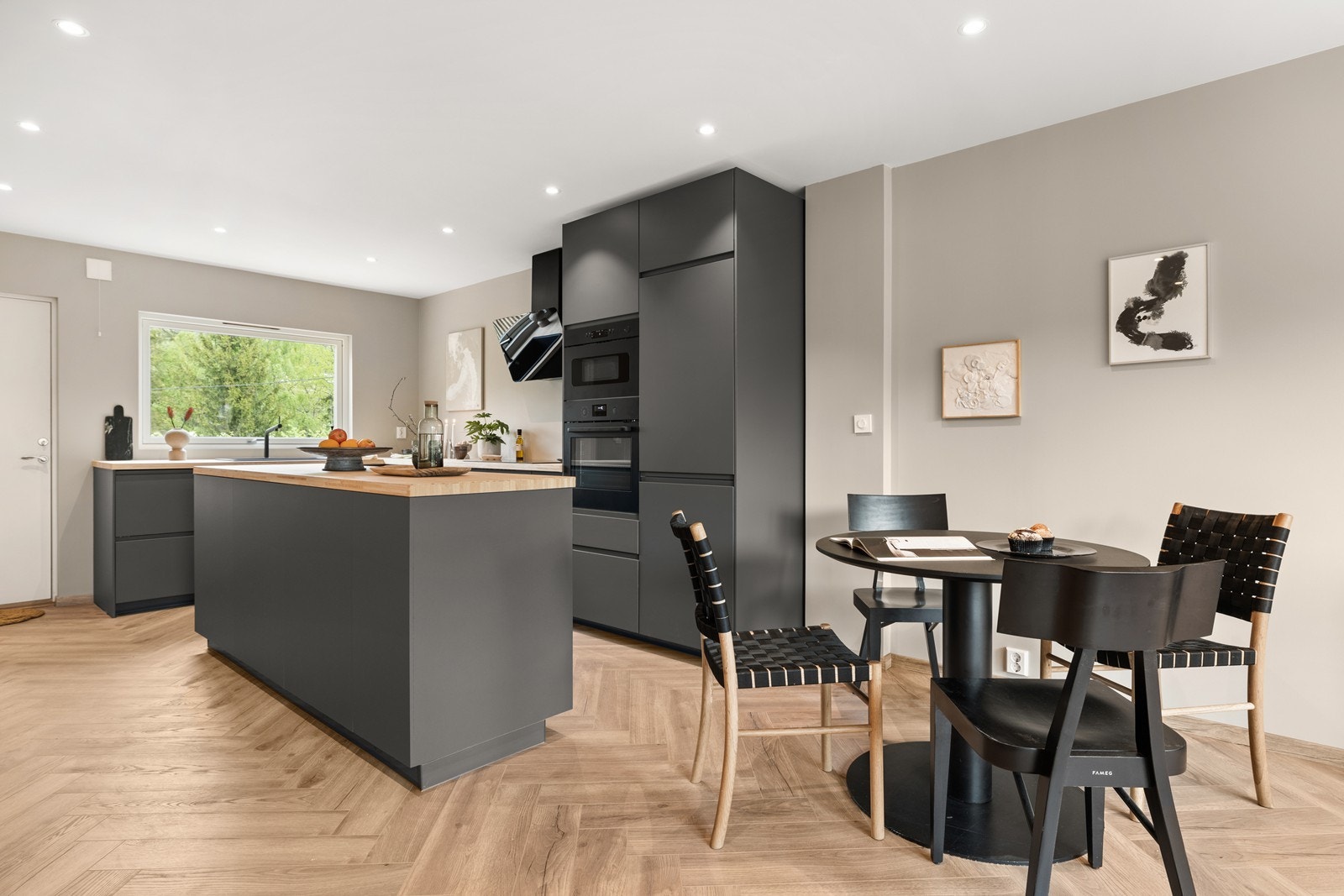 Kjøkkenet har innredning med glatte fronter. Galleribilde