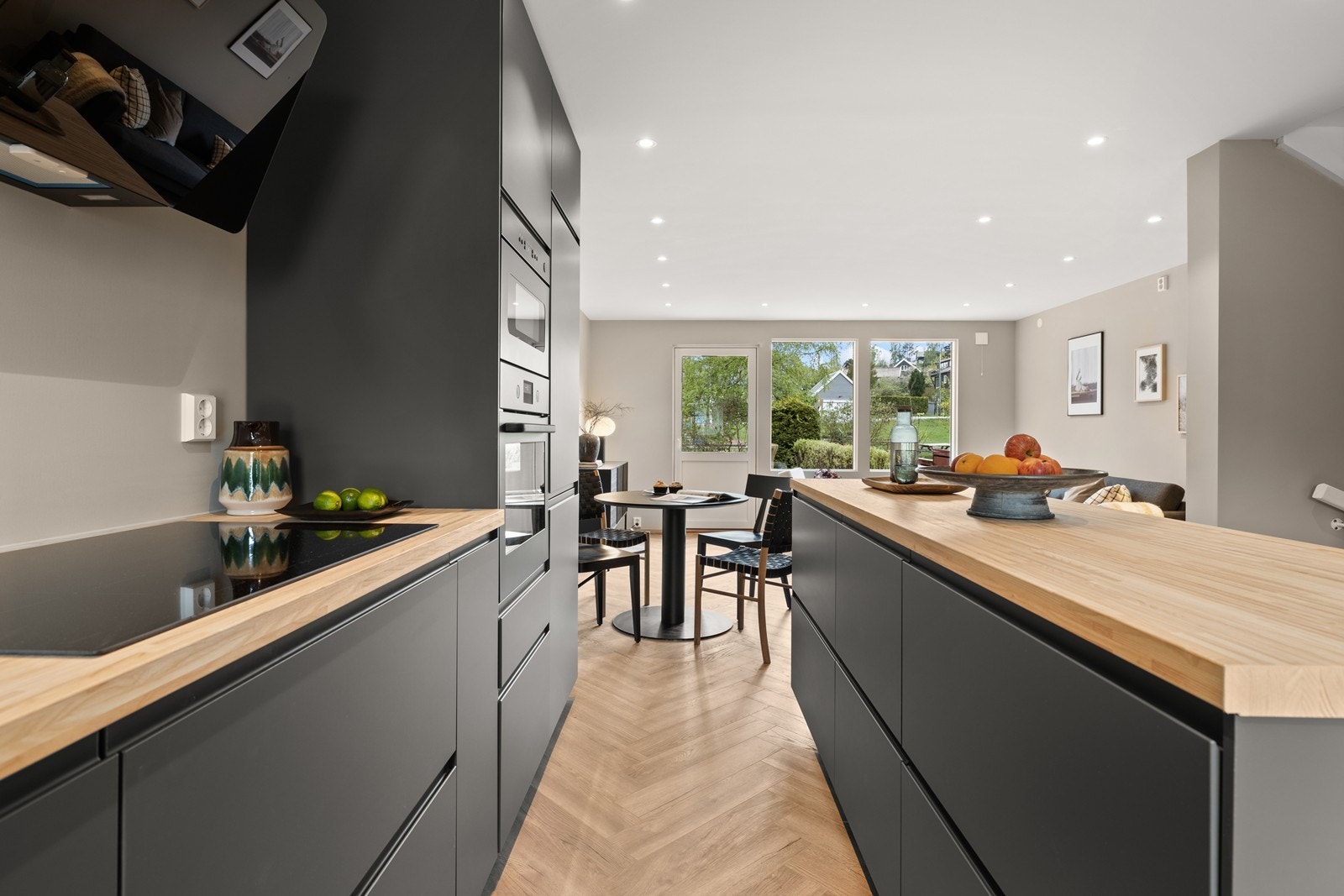 Det er kjøl/fryseskap, oppvaskmaskin, induksjonstopp, micro, stekeovn, vannstoppsystem og komfyrvakt. Galleribilde