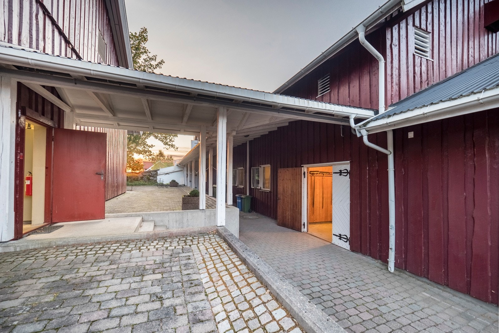 Overbygg fra driftsbygning/verksted til stallen Galleribilde