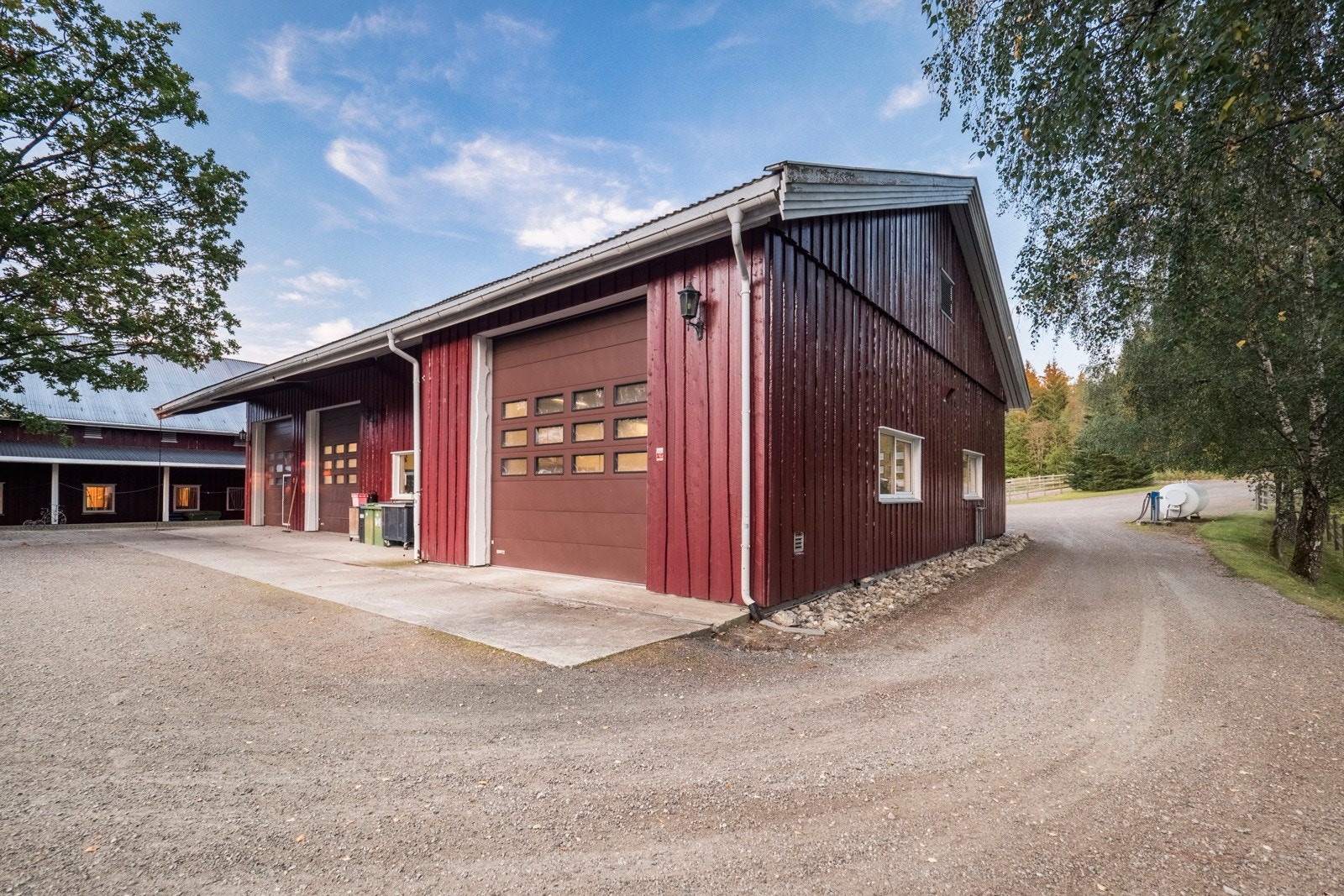 Verksted med vaskehall, smøregrav m/oljeutskiller og dieseltanker. Galleribilde