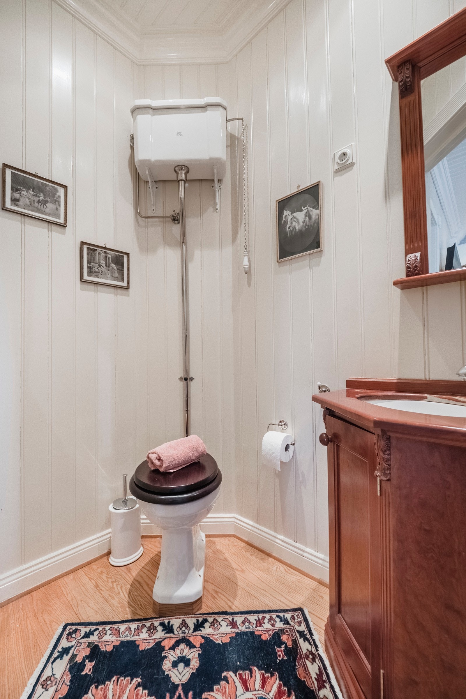 WC til høyre i hall Galleribilde