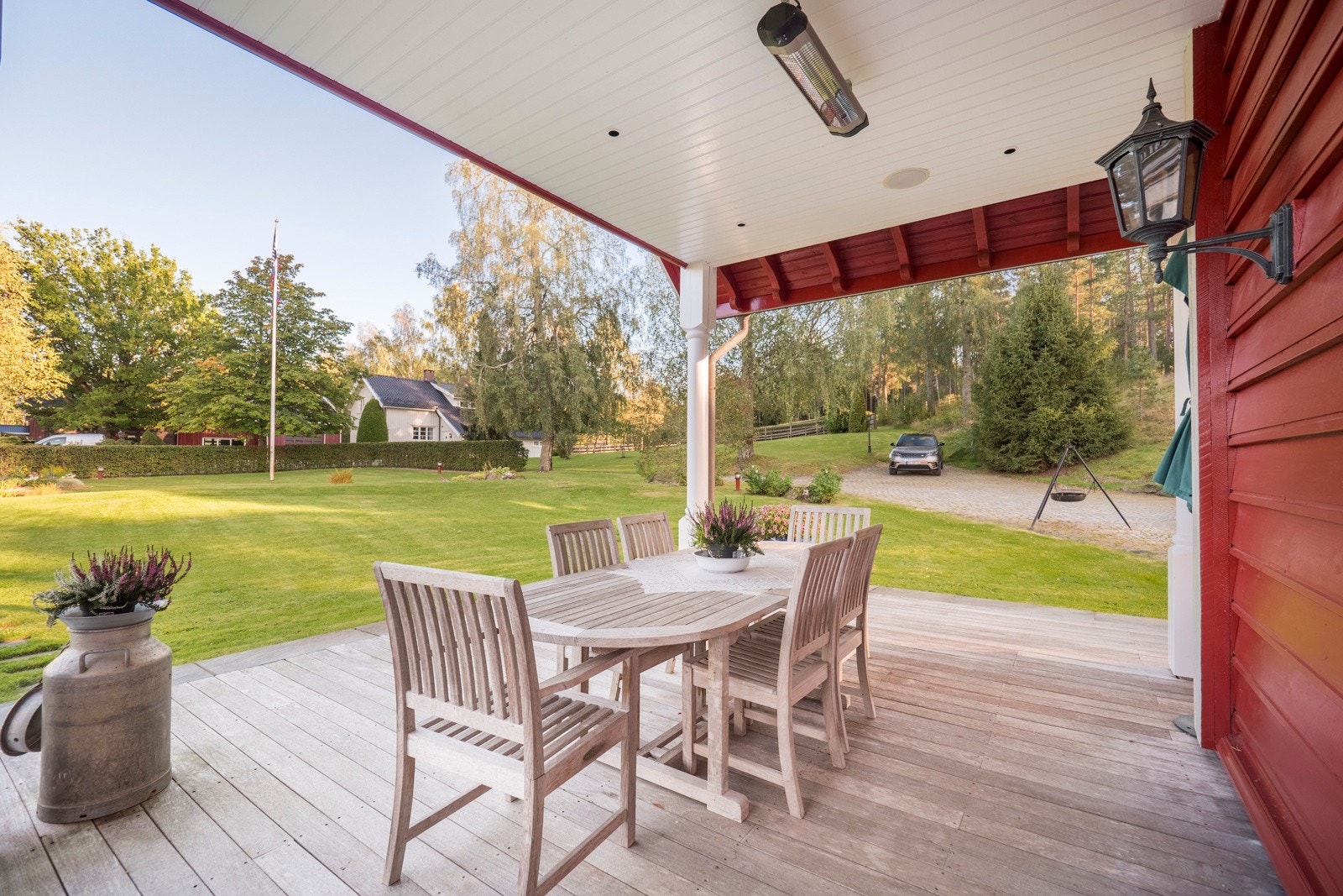 Overbygd med terrassevarmer og utsikt til tunet og hagen Galleribilde
