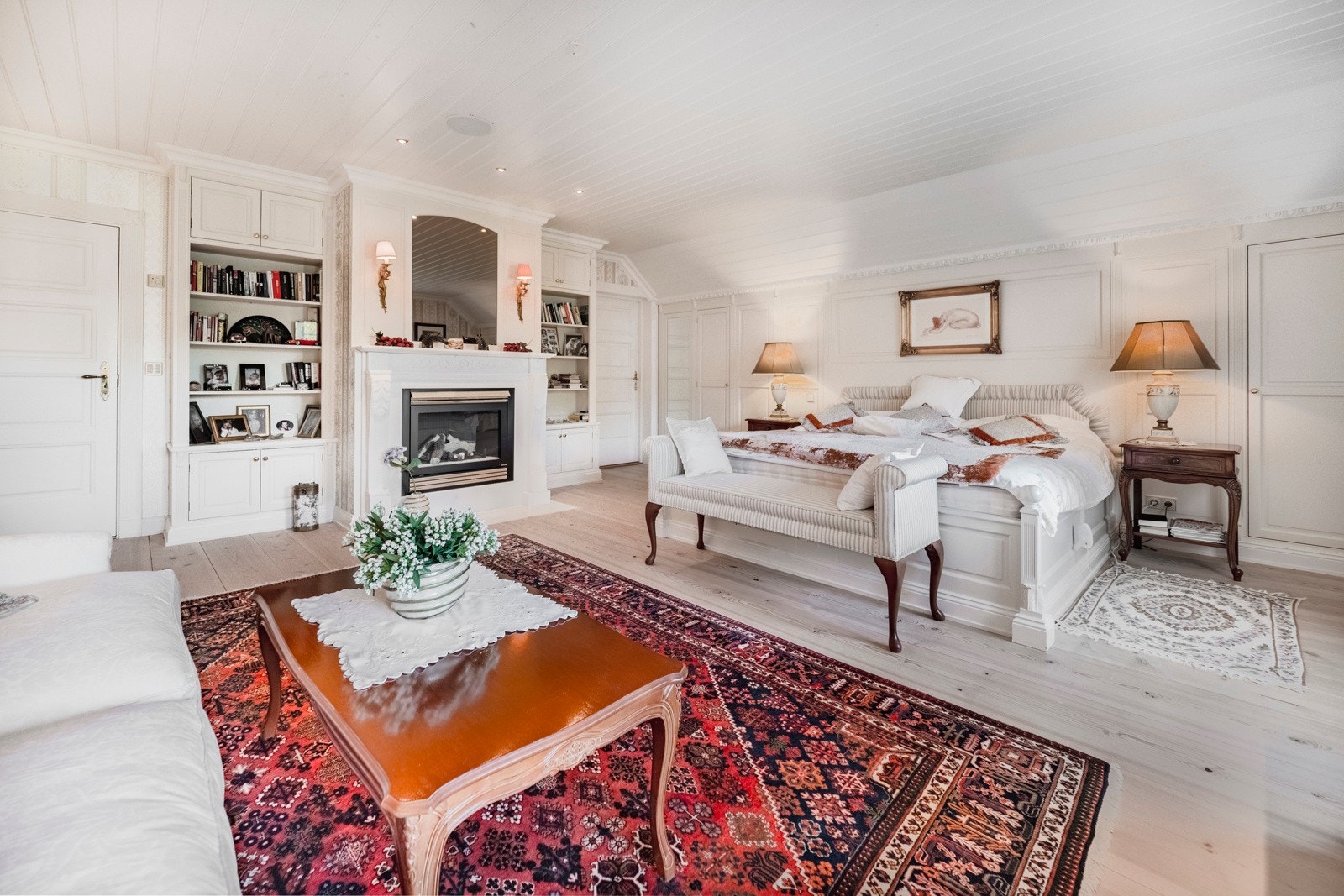 Hovedsoverom innredet som suite med inngang til eget bad Galleribilde