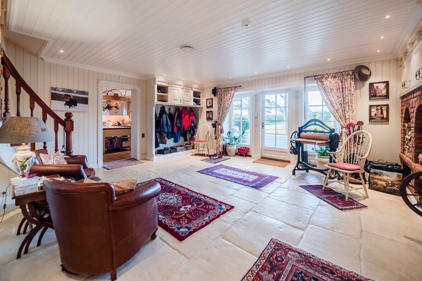Inngang fra vestsiden av hovedbolig Galleribilde