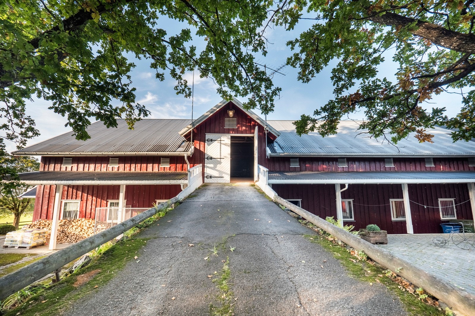 Låven med høytørke, stall og skrittemaskin Galleribilde