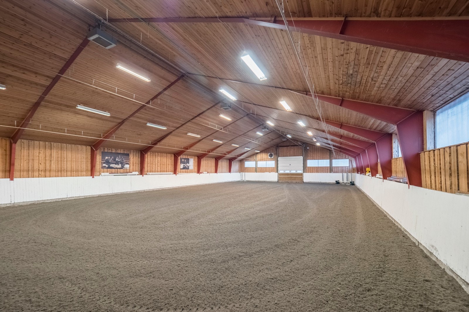 Innvendig ridehall med elektrisk leddport drevet med fjerkontroll og fyringsmuligheter Galleribilde