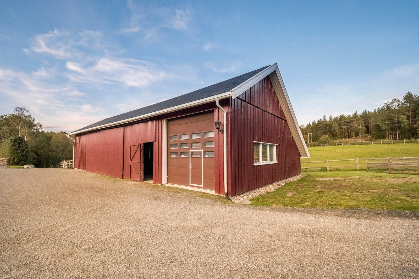 Løsdriftstall og isolert garasje. Galleribilde