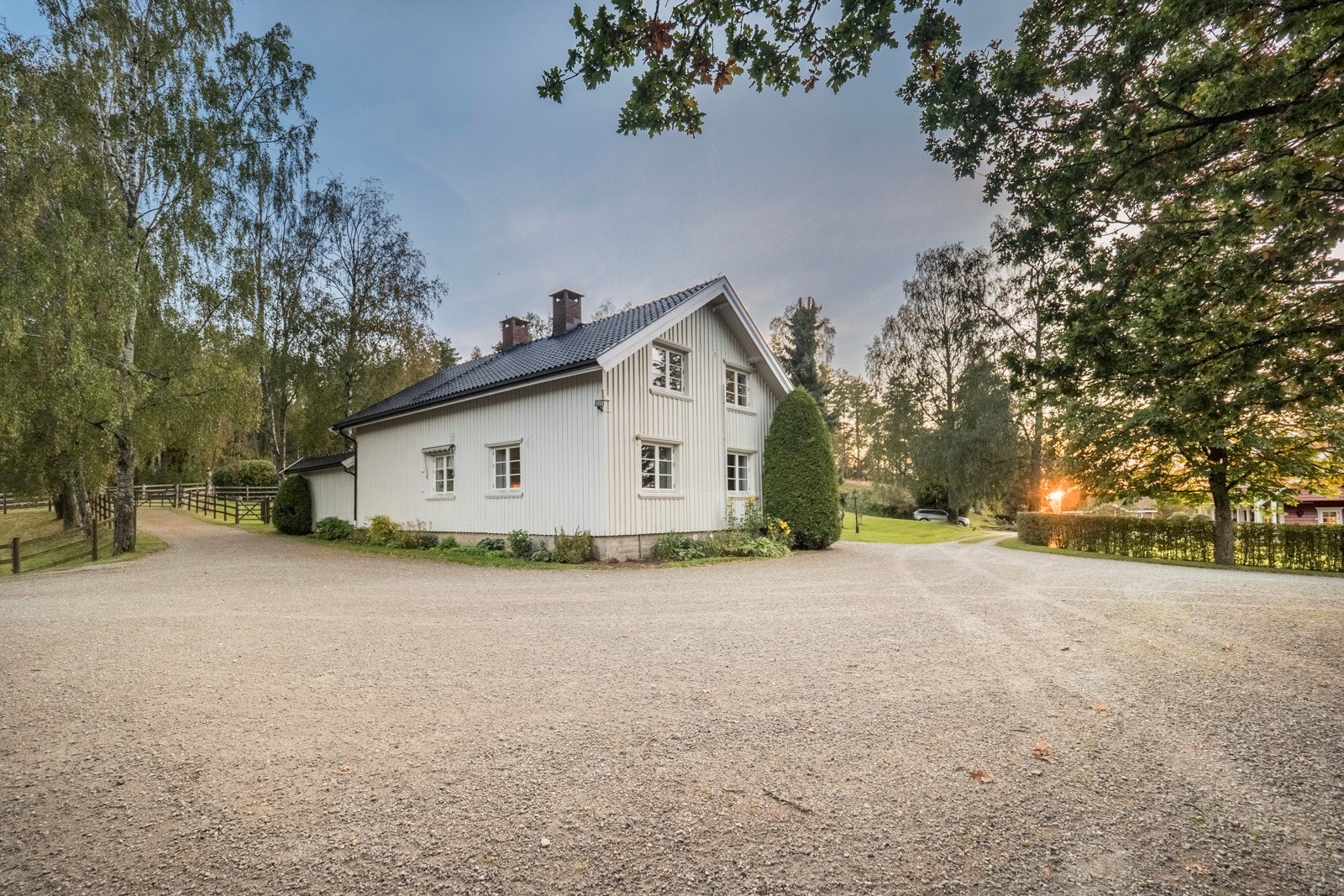 Hvitmalt våningshus Galleribilde