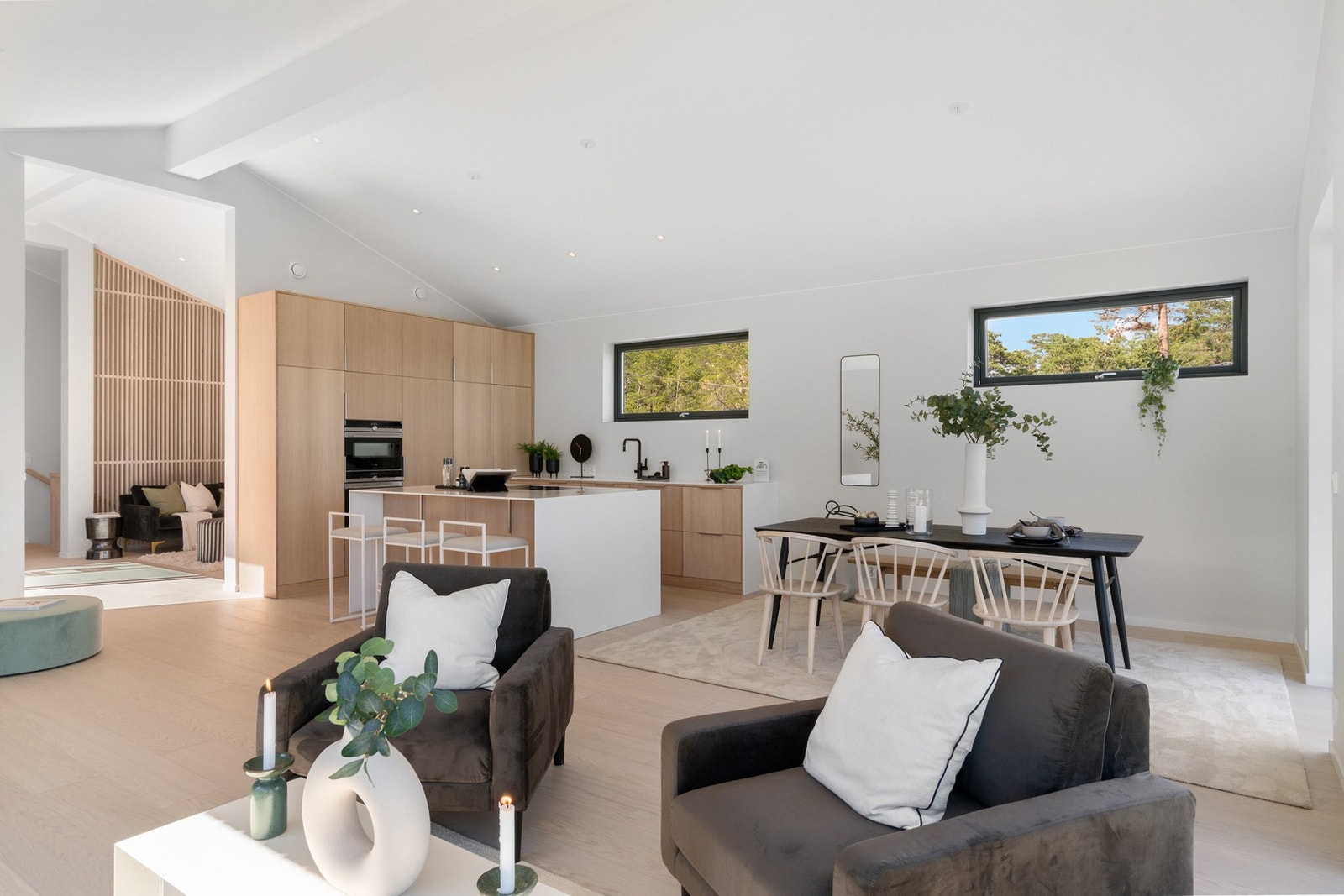 Rommet er stort og åpent - noe som gir en luftig atmosfære Galleribilde