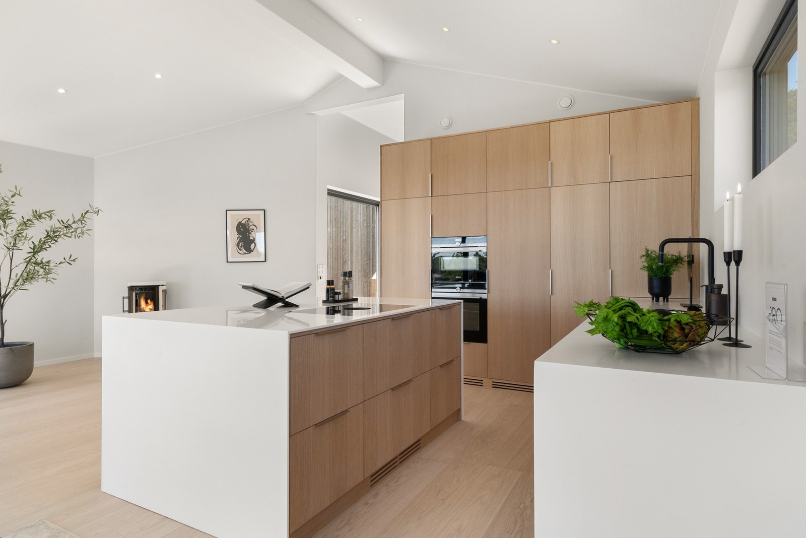 En kjøkkenøy gir god plass for matlaging og baking Galleribilde