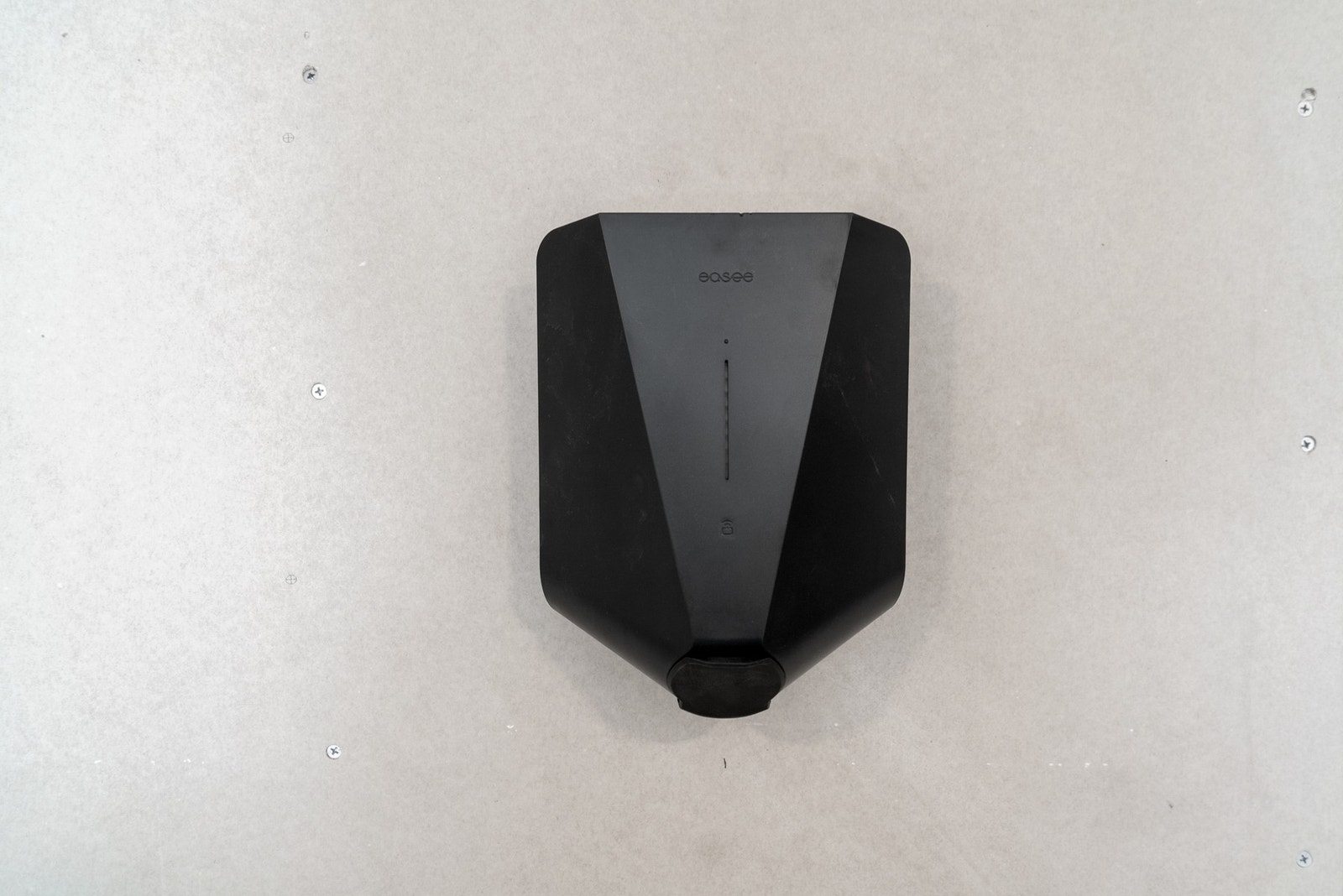 Installert enkel elbillader i garasjen Galleribilde