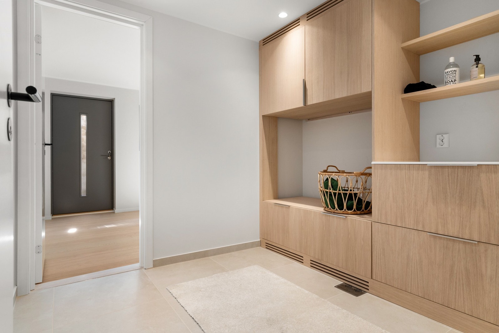 Stort og delikat vaskerom i tilknytning i u. etasje Galleribilde