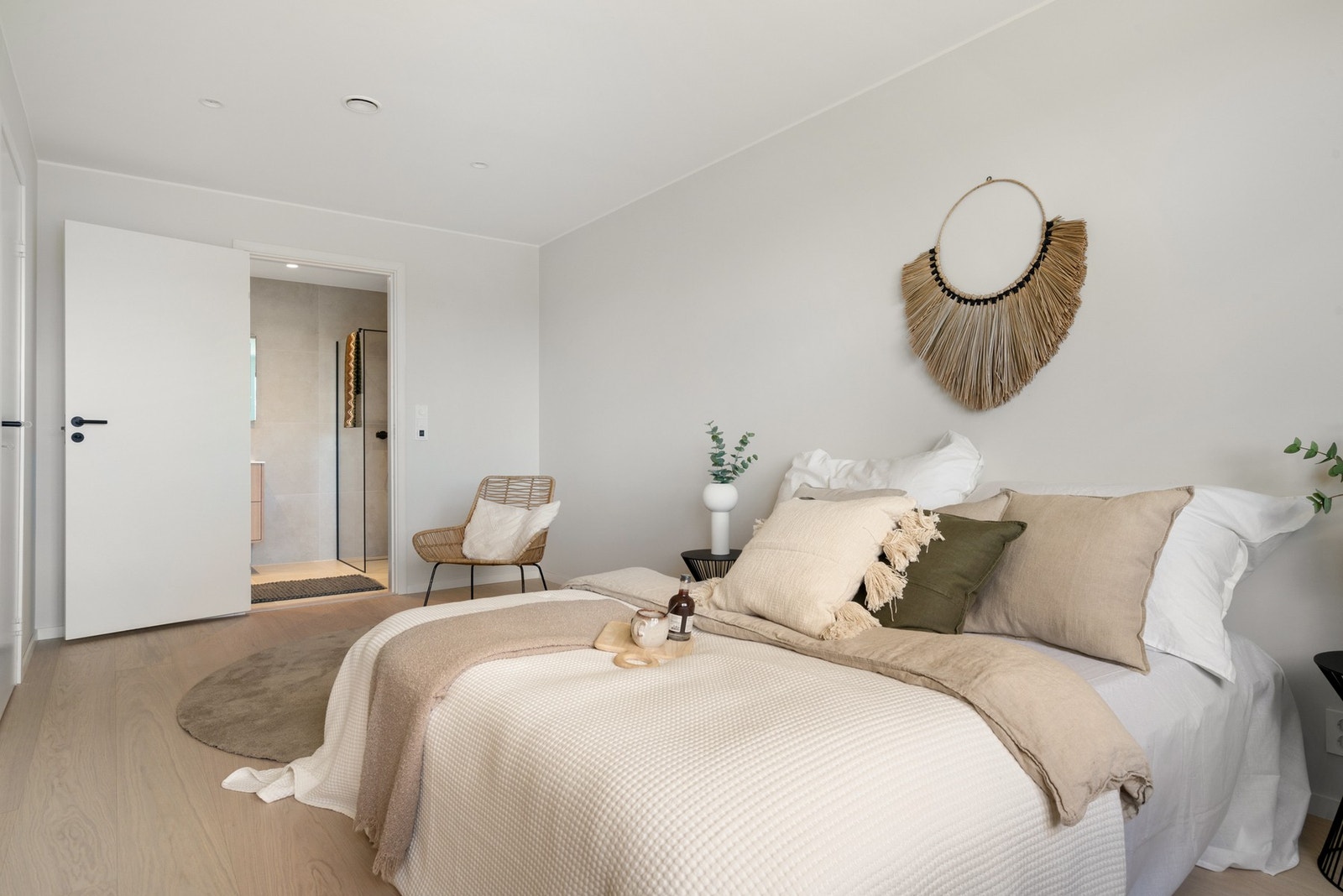 God plass til dobbelt seng og annen innredning Galleribilde