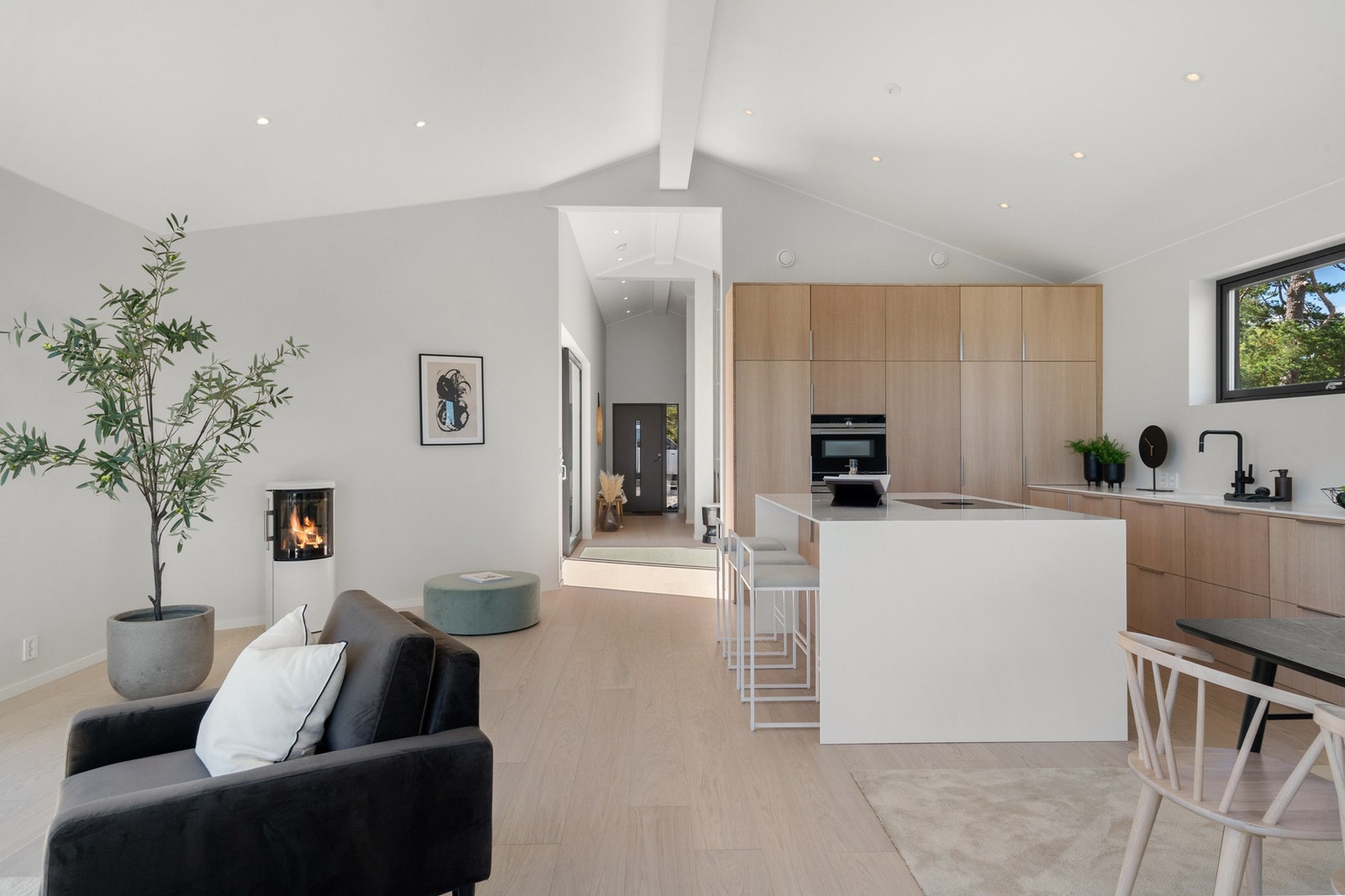 Videre inn finner du kjøkken og stue Galleribilde