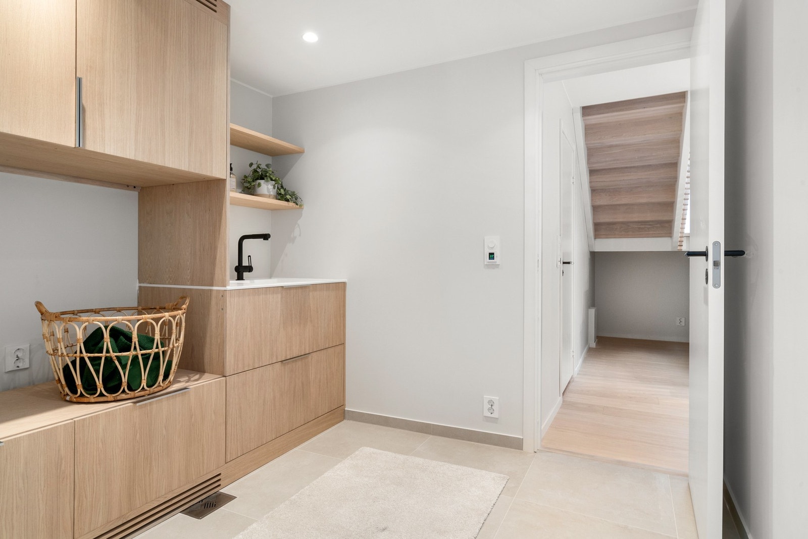 Rommet er pent innredet med god plass til vaskemaskin og tørketrommel Galleribilde