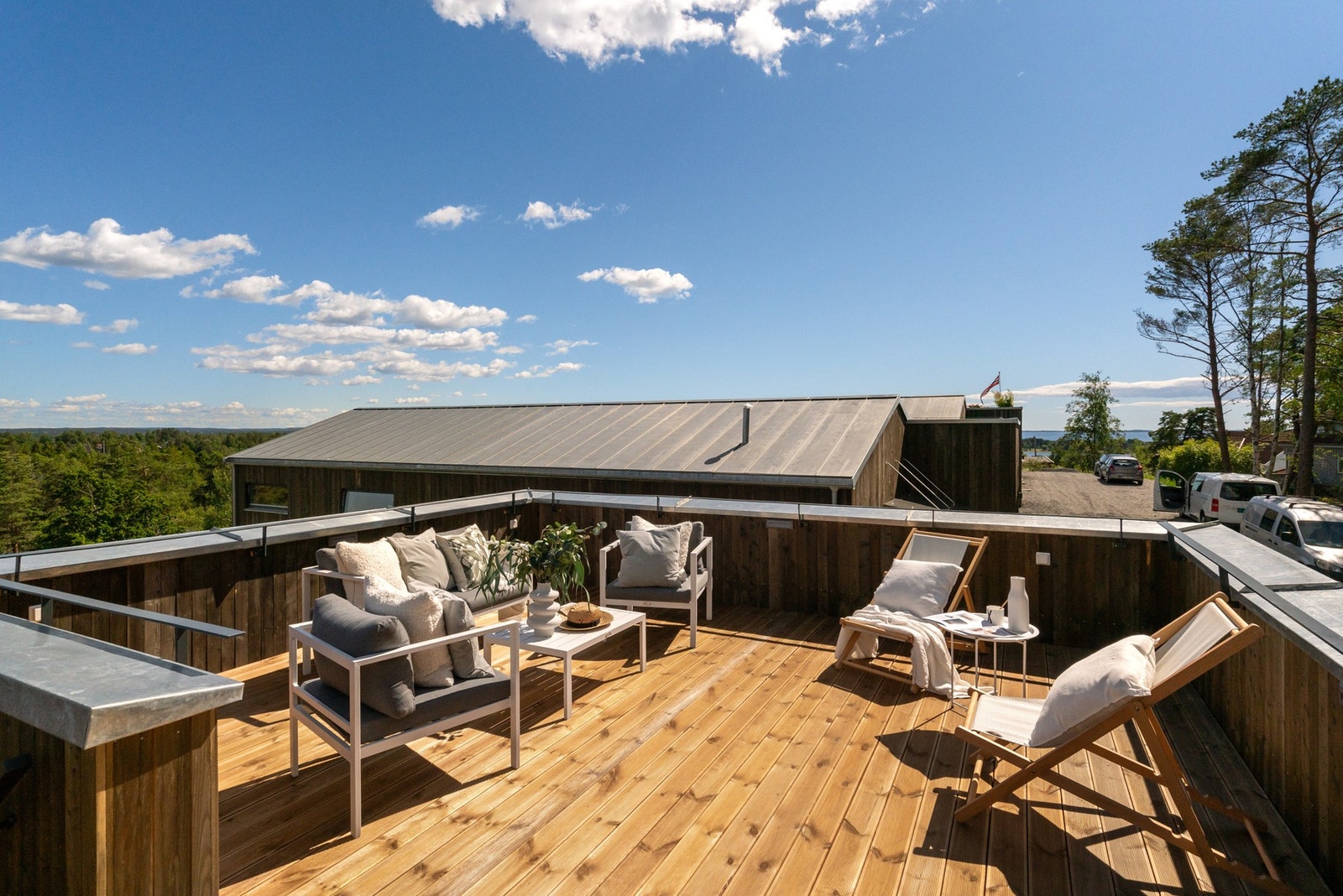 Fantastisk takterrasse hvor solen skinner lenge Galleribilde