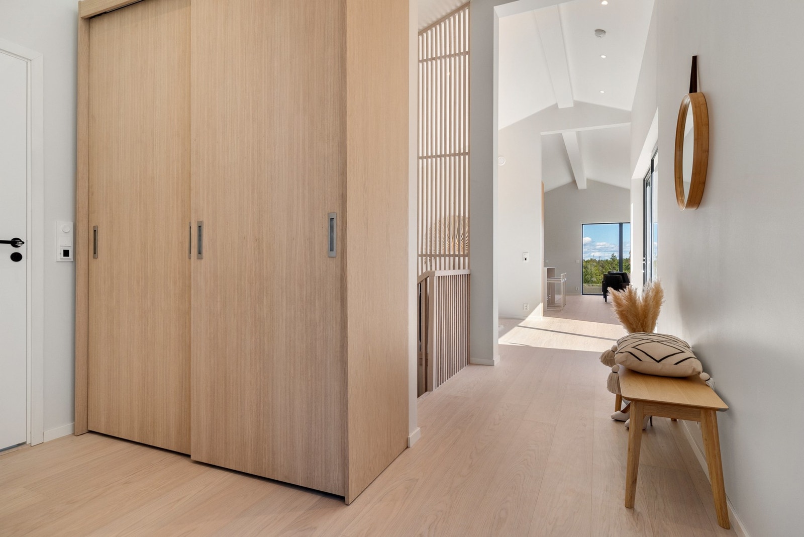 I entré er det garderobeløsning for enkel oppbevaring av yttertøy Galleribilde