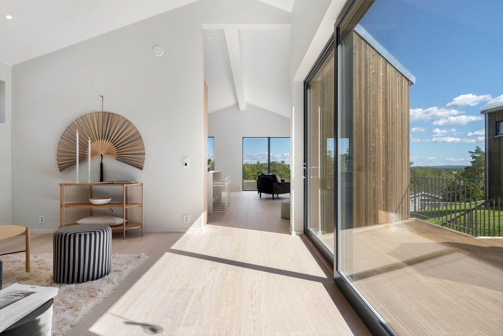 Store vindusflater gir nydelig utsyn og rikelig med naturlig lys innslipp Galleribilde