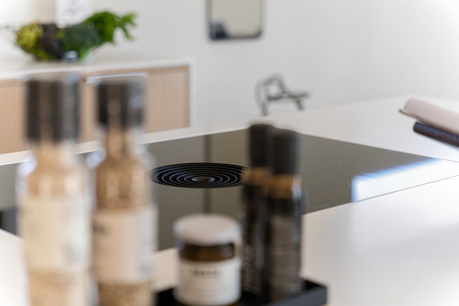 Integrerte hvitevarer fra Bosch gjør du enkelt å holde rommet ryddig og rent Galleribilde