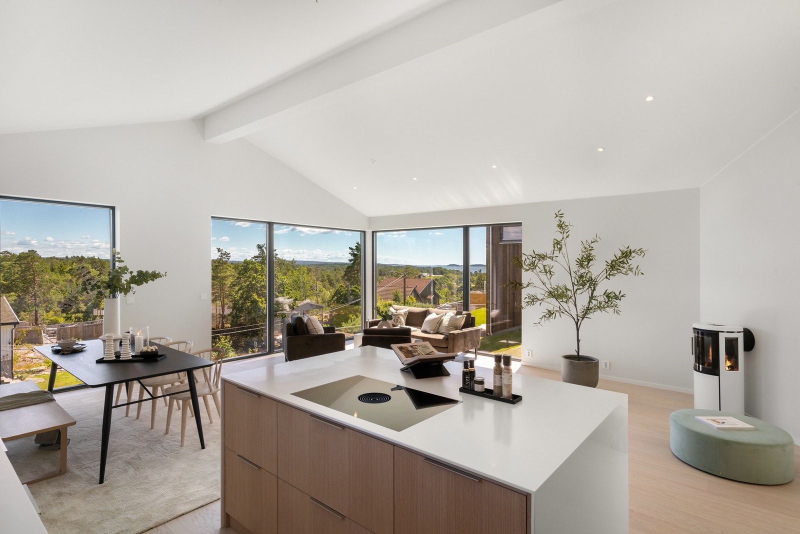 Eneboligens vinduer rammer inn naturen utenfor som et maleri Galleribilde