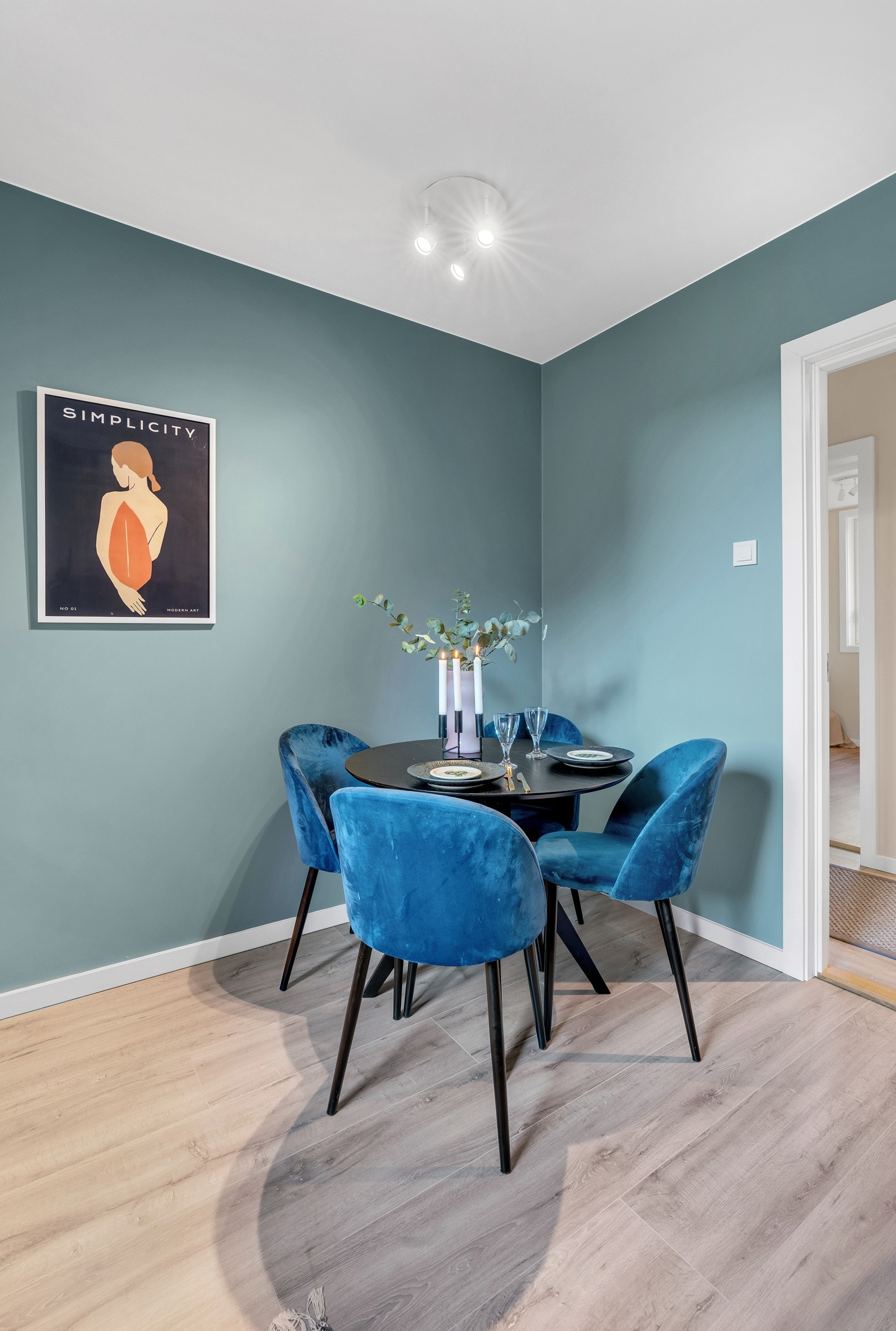 Spisebord kjøkken. Galleribilde