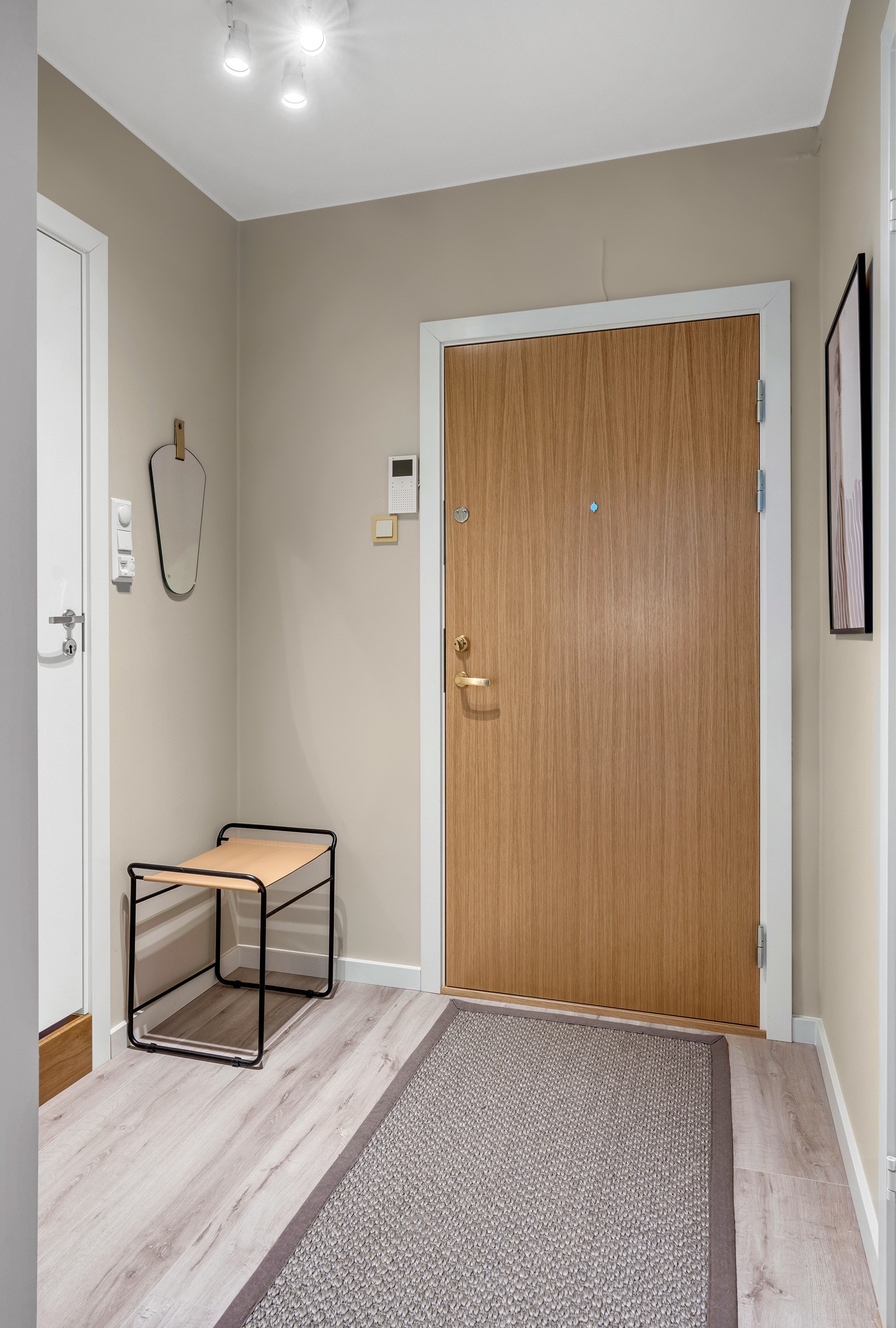 Entreen gir et godt førsteinntrykk av boligen. Galleribilde