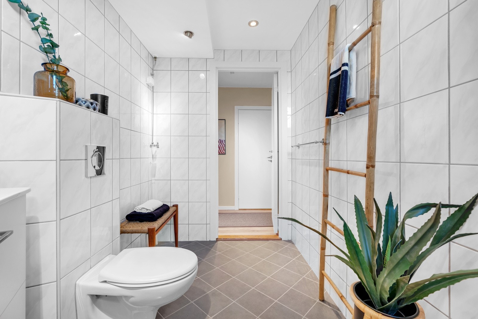 Badet har gulvvarme, downlights og opplegg til vaskemaskin. Galleribilde