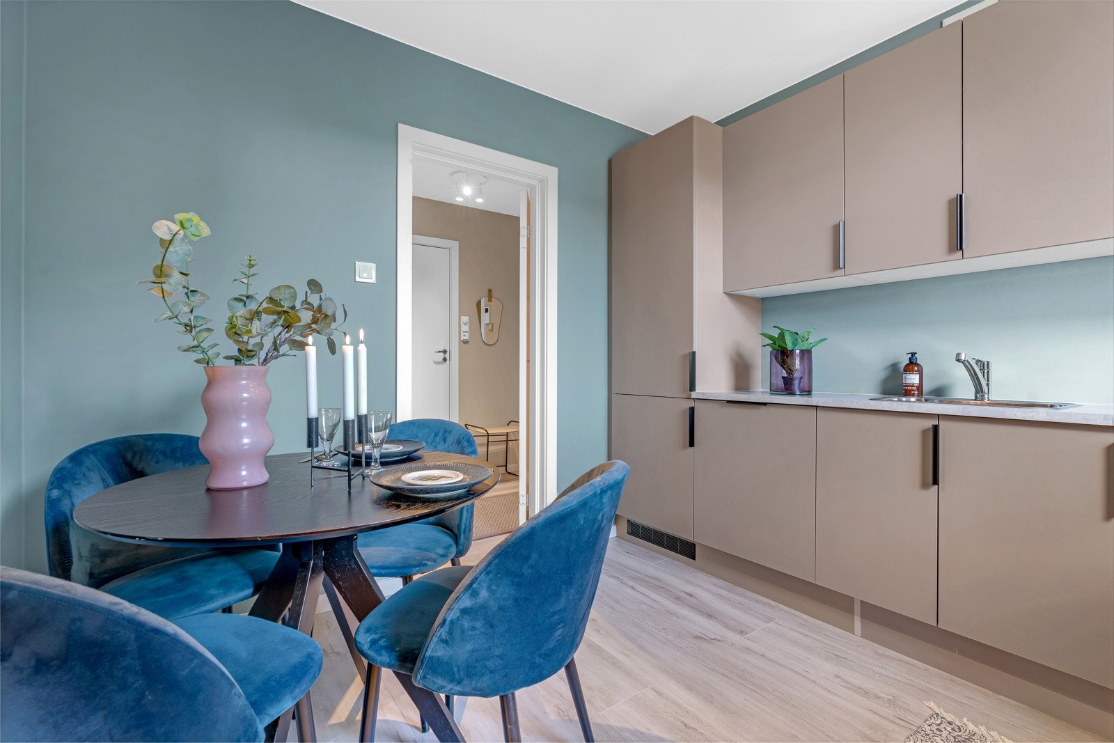 Rommet har plass til spisebord. Galleribilde