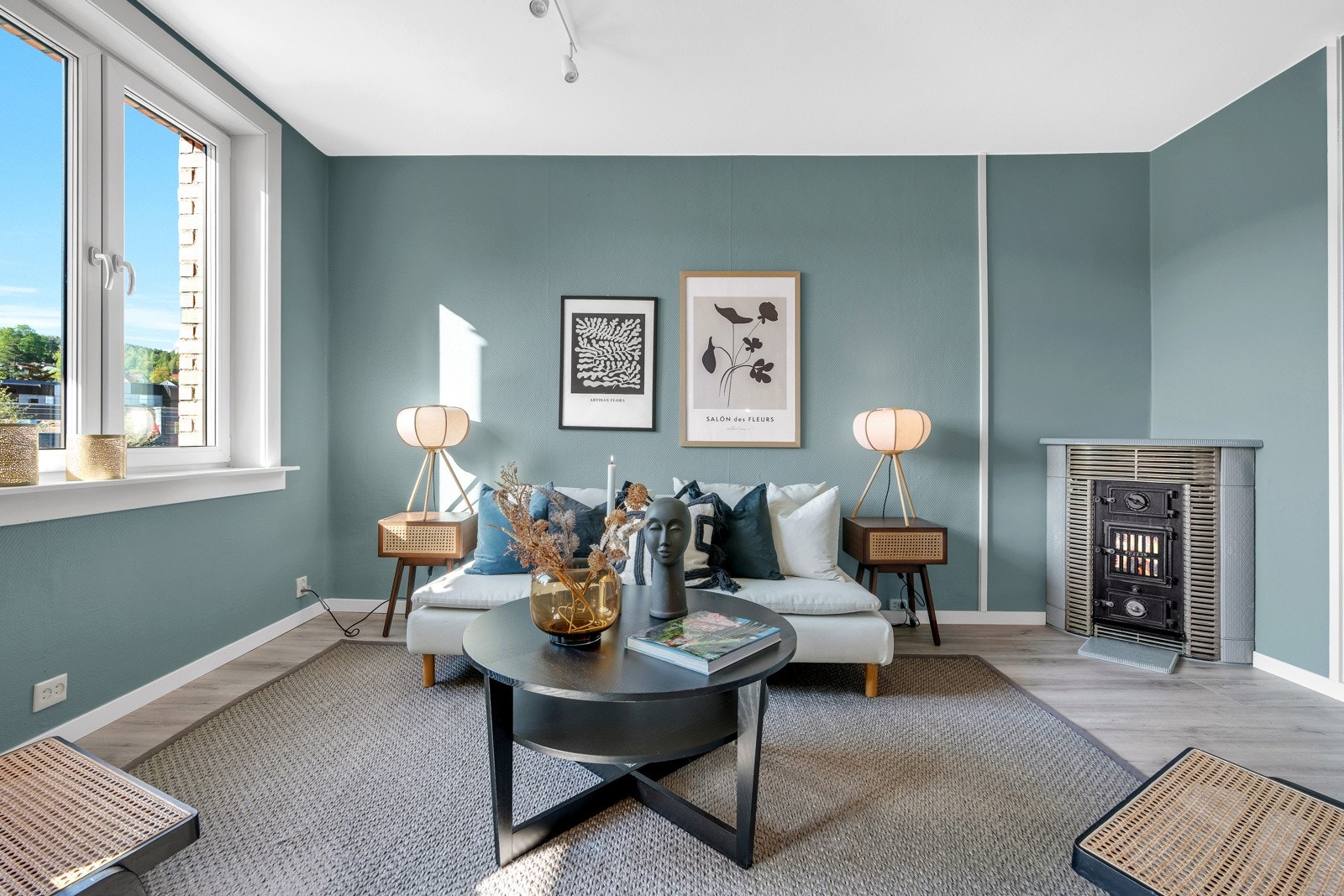 Store vindusflater gir rikelig med naturlig lys. Galleribilde