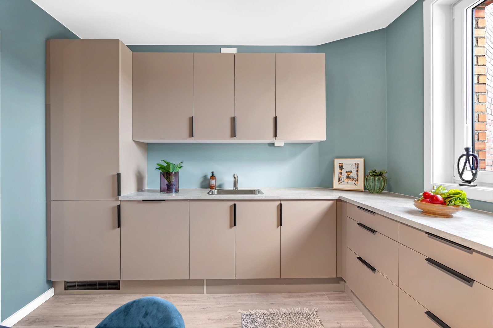 Nytt kjøkken med helintegrerte hvitevarer fra 2023. Galleribilde