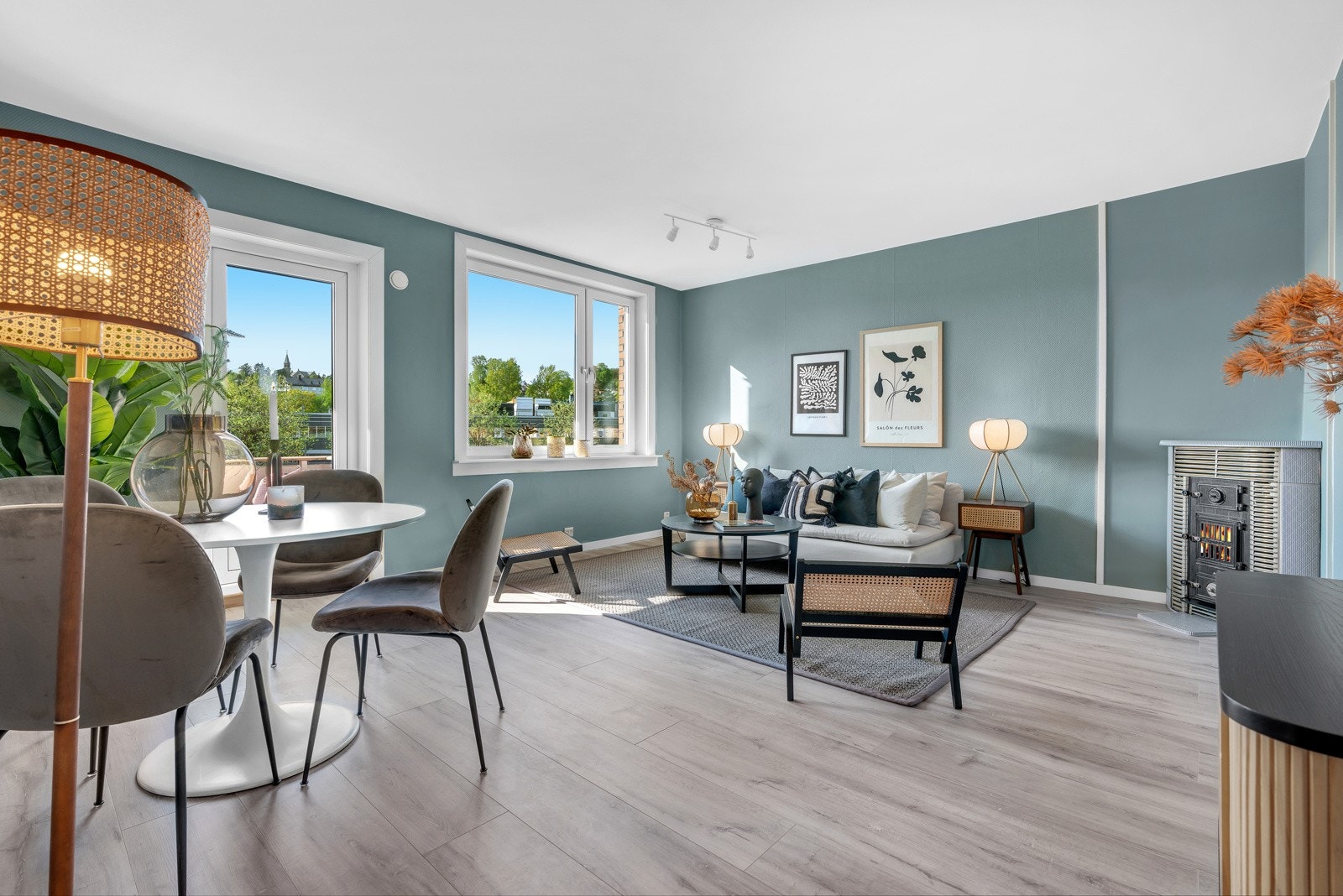 Stuen er romslig med plass til sofagruppe og spisestue. Galleribilde