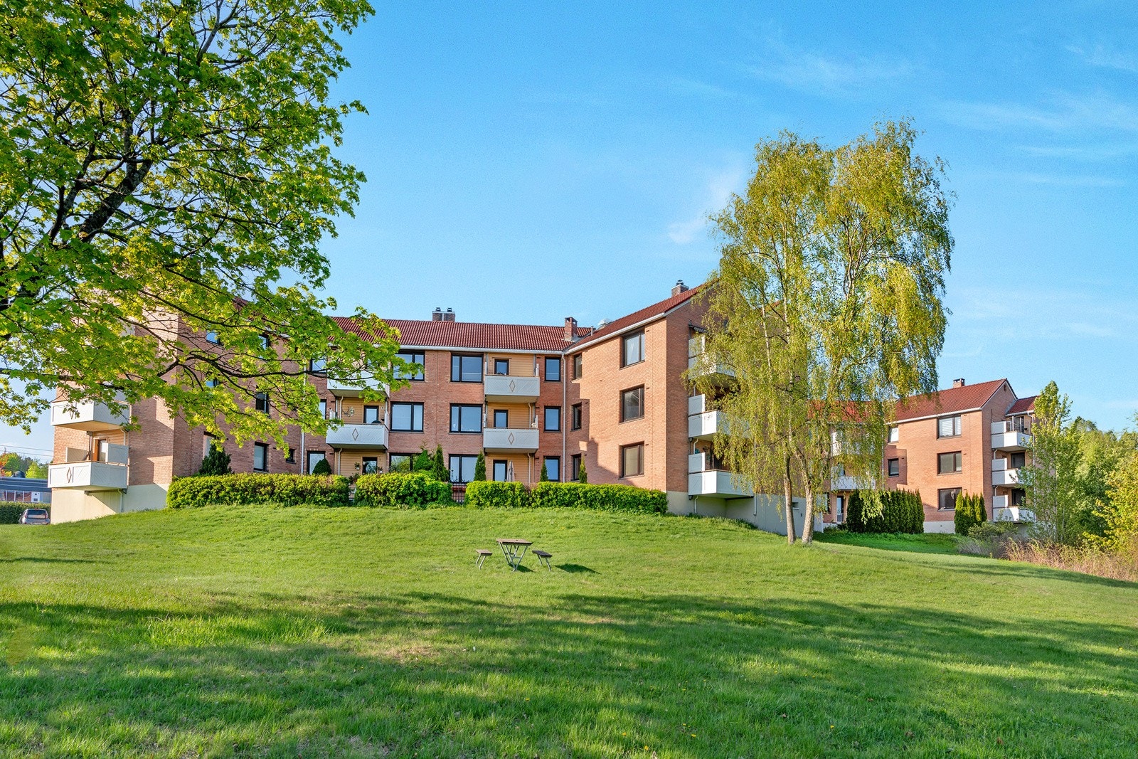 Borettslaget har parkeringsplasser som disponeres av beboere og gjesteparkering. Galleribilde