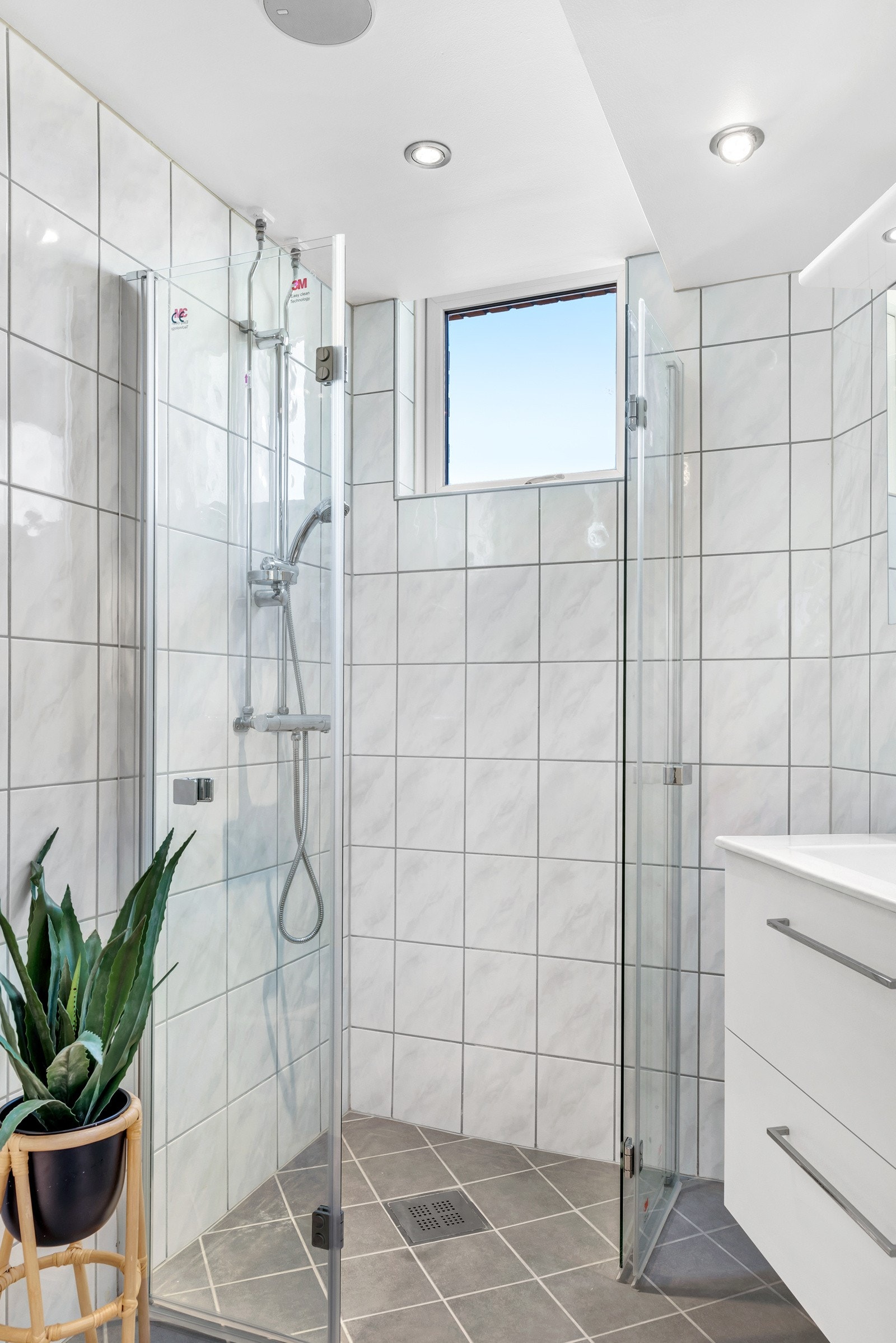 Det er nye fliser på gulv og nye glassdører i dusjnisjen. Galleribilde