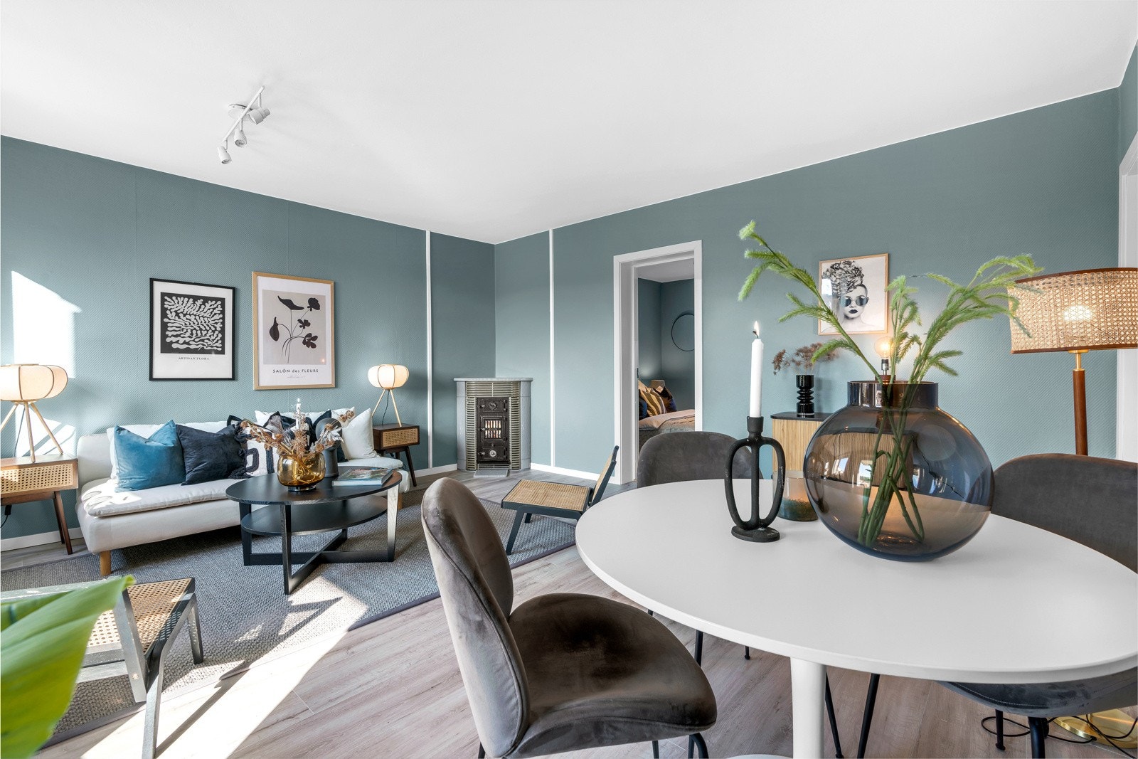 Stuen har hjørnepeis. Galleribilde