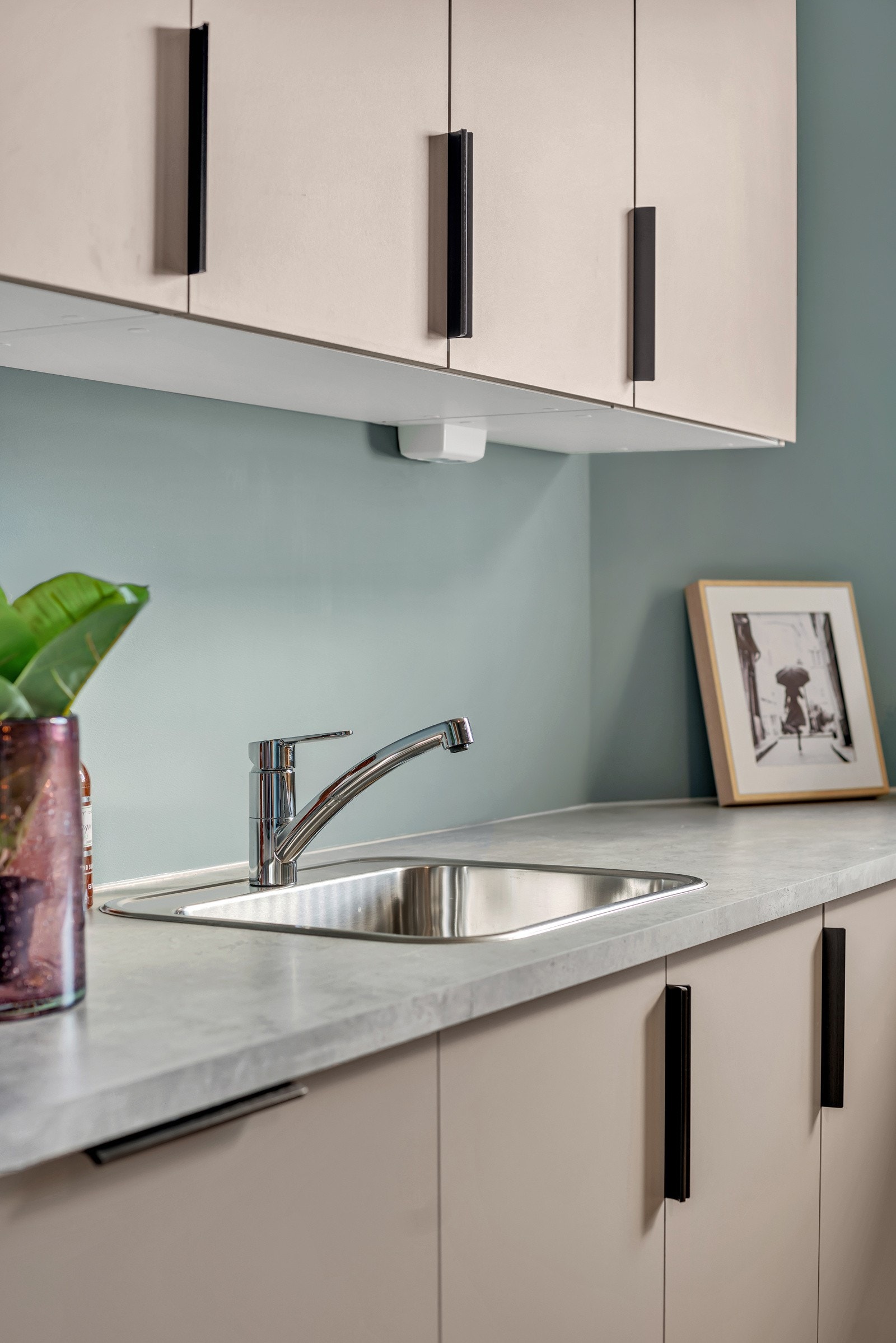 Kjøkkenet er funksjonelt utformet med god benke- og skapplass. Galleribilde