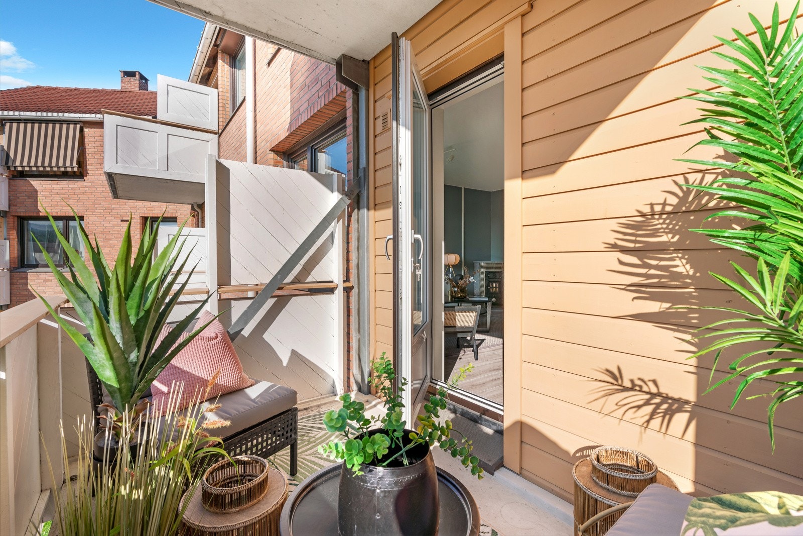 Balkongen har plass til sittegruppe og grill. Galleribilde