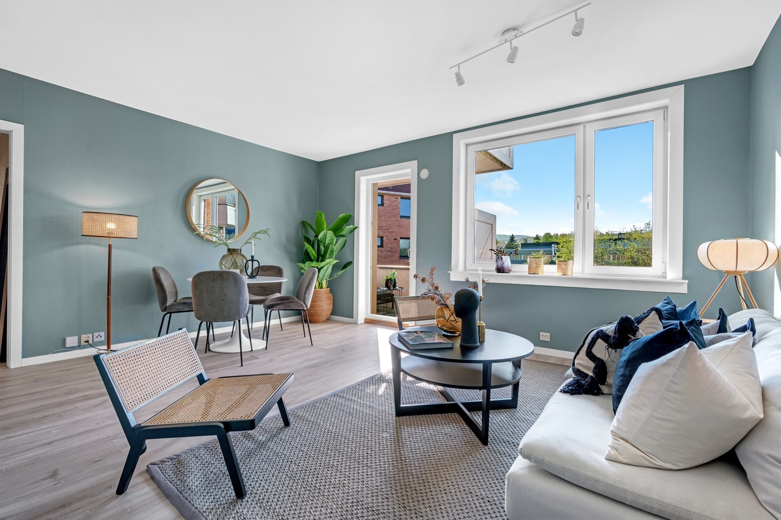 Leiligheten har nyoppussede overflater og ny 1-stavs laminat på gulv. Galleribilde