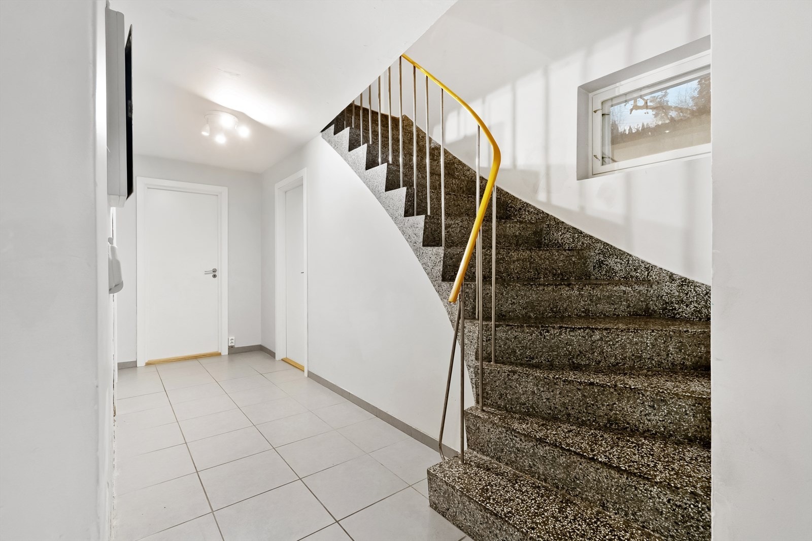 Trappen ned til kjeller Galleribilde
