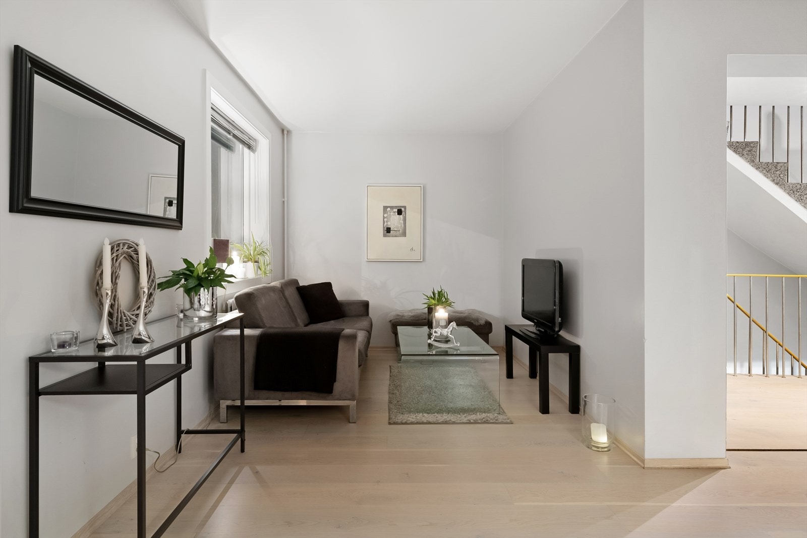 Pent parkettgulv, samt lyse og moderne fargevalg Galleribilde