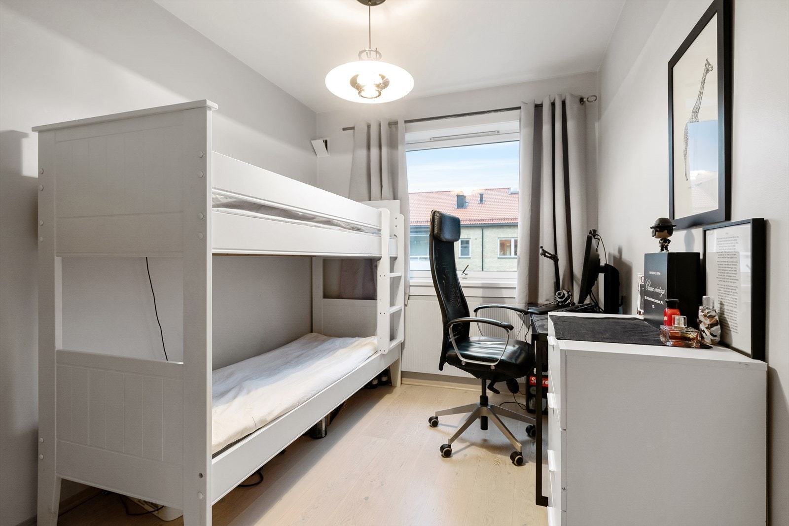 Soverom 2 har plass til seng, skrivepult og garderobeskap Galleribilde