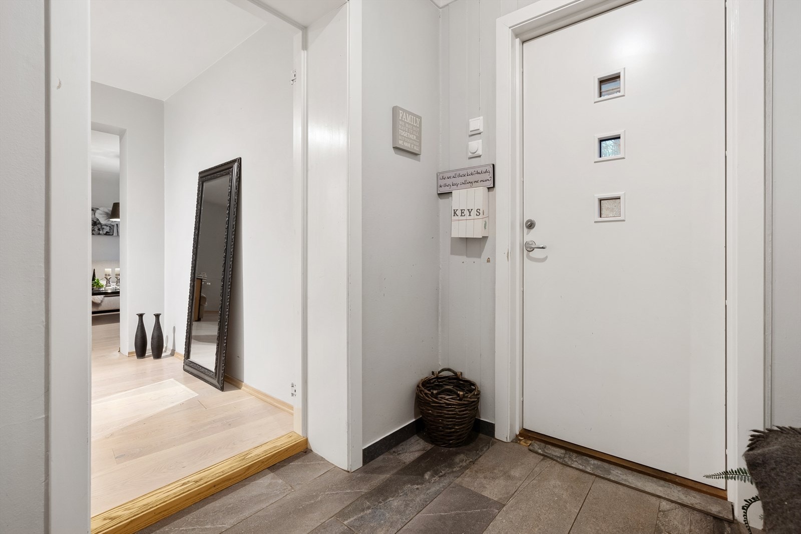Flislagt entré med behagelig gulvvarme Galleribilde