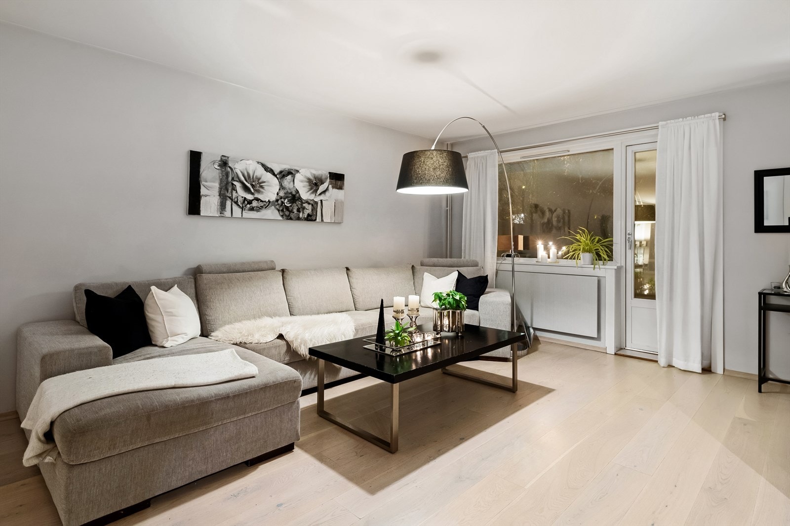 I stuen er det plass til en romslig sofagruppe med tilhørende salongbord Galleribilde
