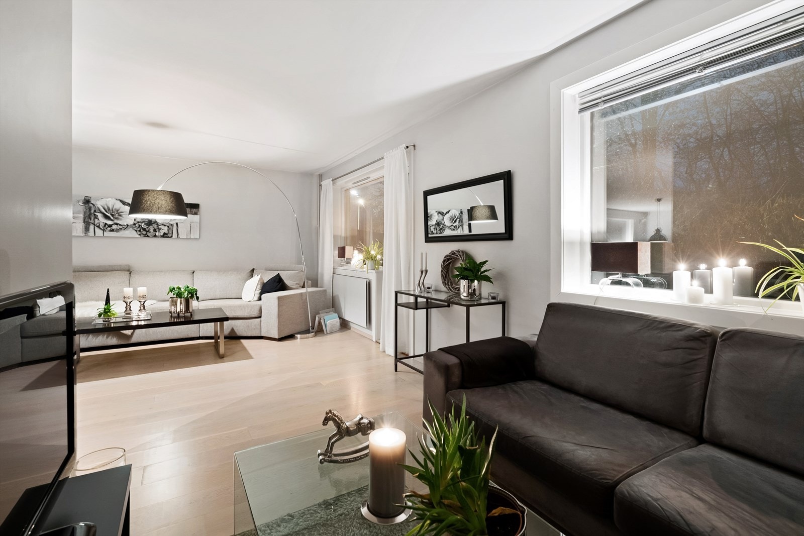I TV-stuen er det plass til sofa, salongbord og underholdningsavdeling Galleribilde