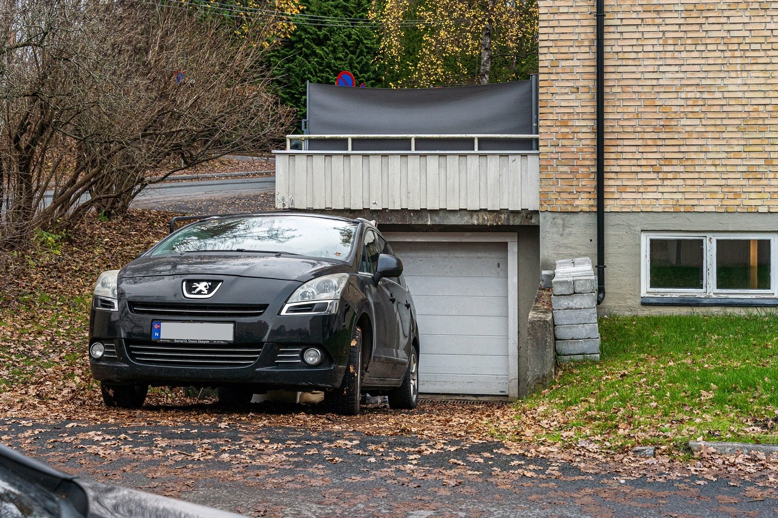 Garasje under terrassen med ny vippeport fra 2015 Galleribilde