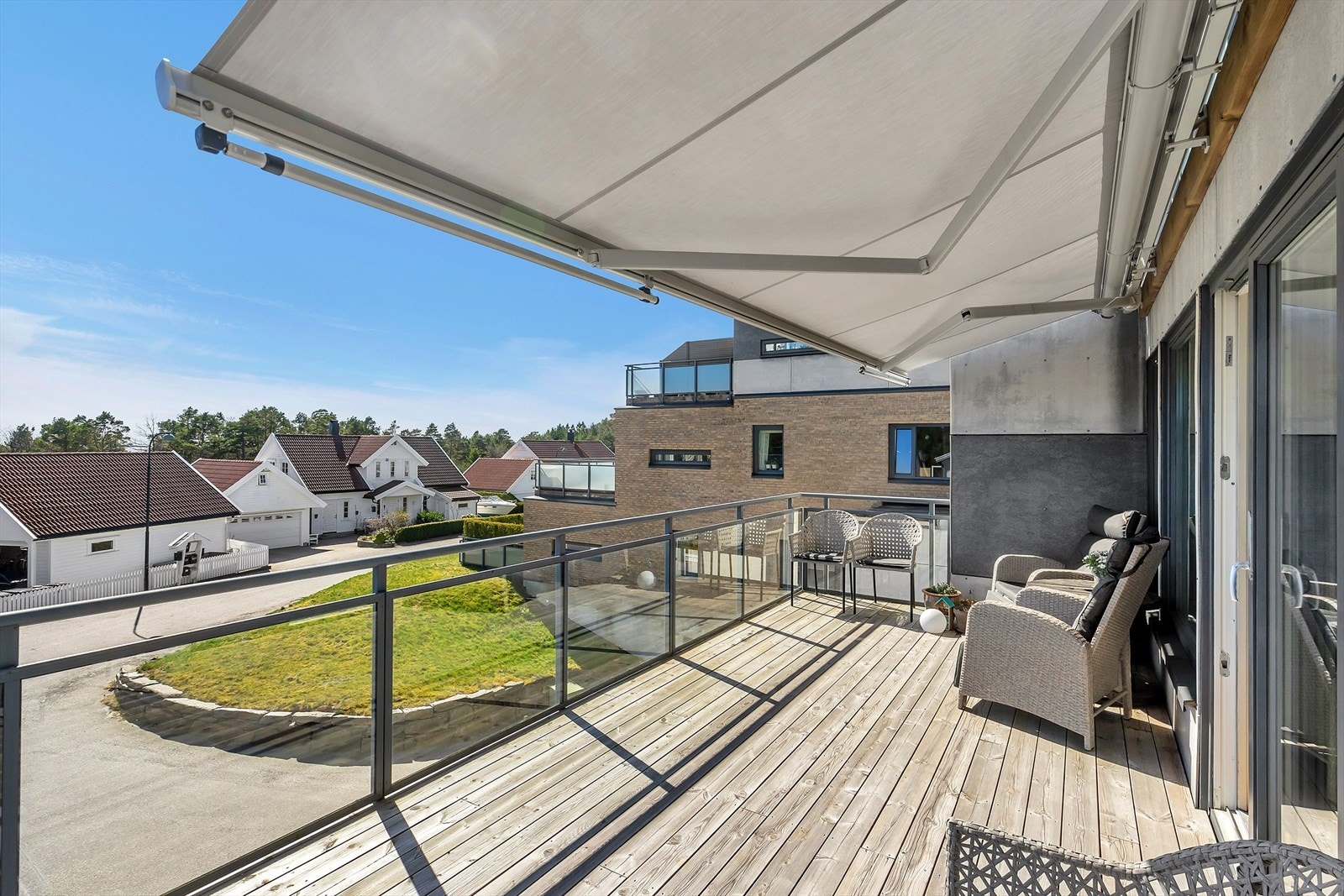 Plass til flere sittegrupper og grill, perfekt for hyggelige sammenkomster. Galleribilde