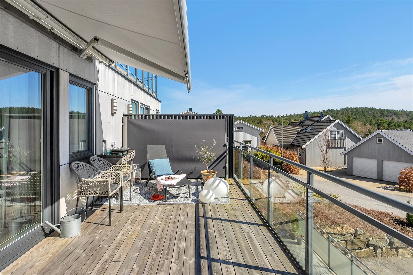 Elektrisk markise som skjermer for solen. Galleribilde