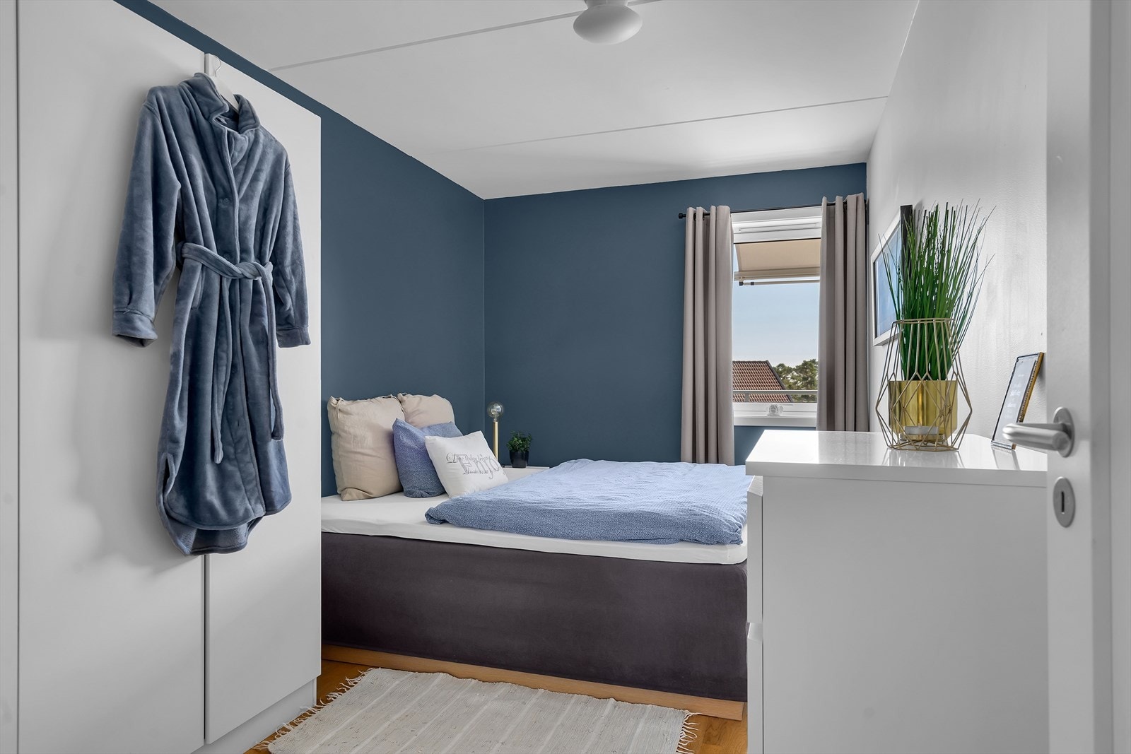 God plass til seng og garderobe. Galleribilde