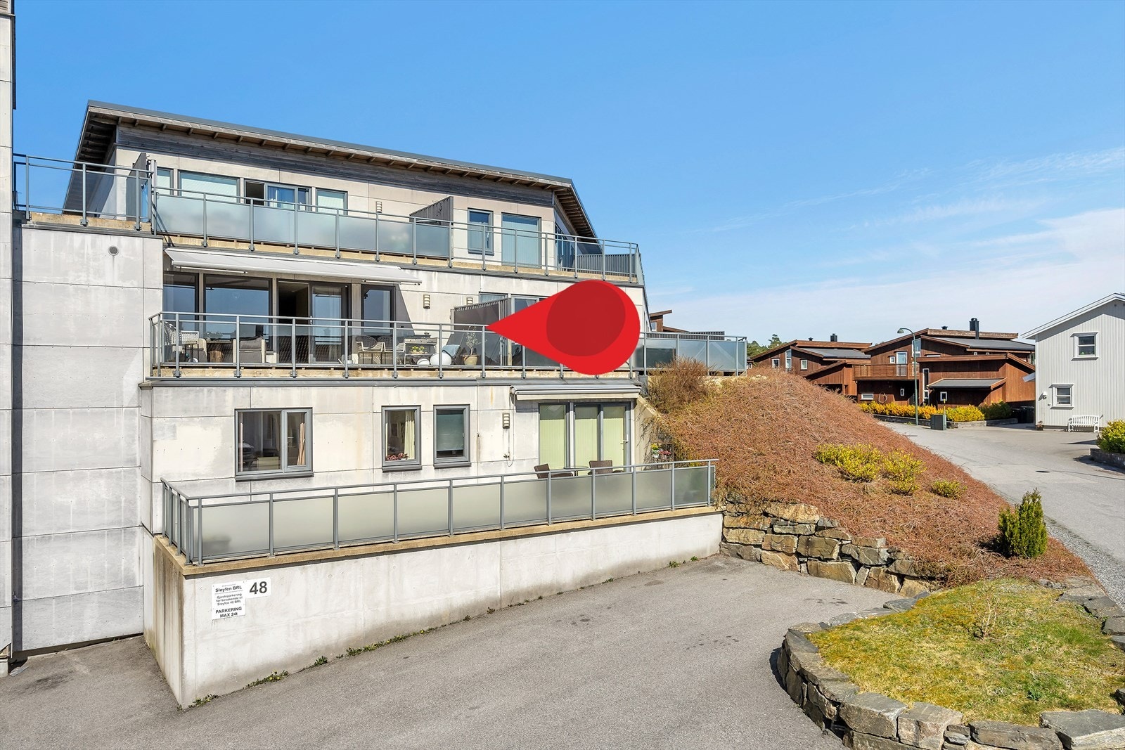 Pent beliggende i 2. etasje med parkering i underetasjen og heis opp til leilighetens etasje. Galleribilde