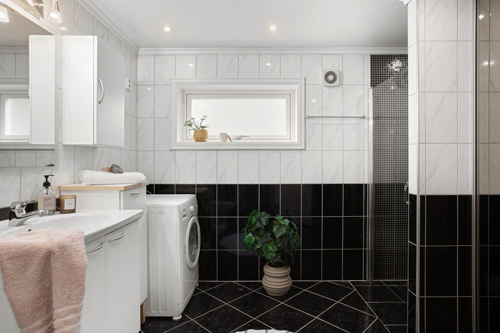 Varmekabler i gulv, opplegg for vask/tørk samt skyvedørsgarderobe.